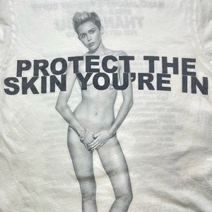 Miley Cyrus small mark jacobs tshirt love the skin you’re in NYUCancer institute